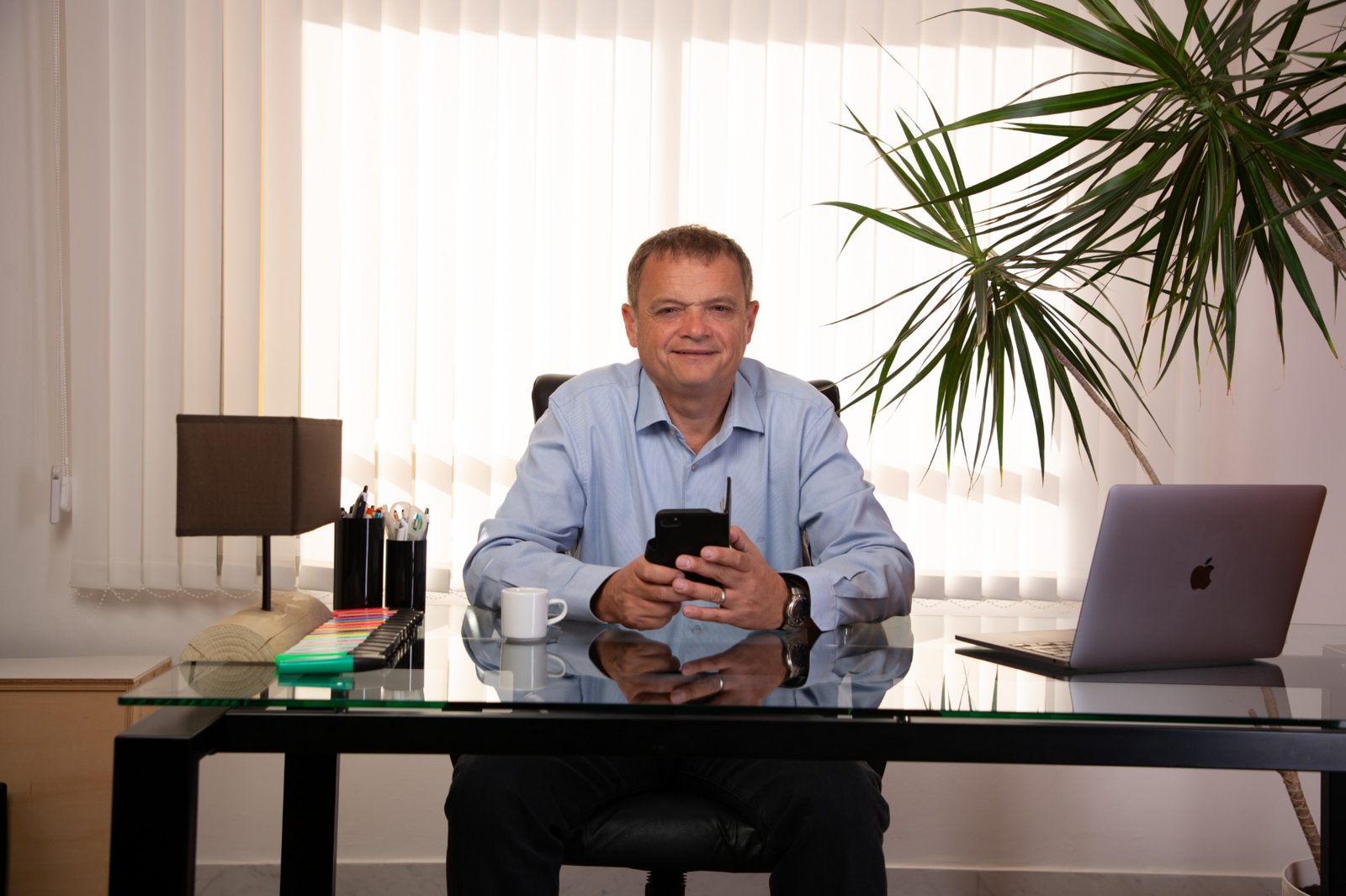 Joël Alidor à son bureau, au cabinet de Nice