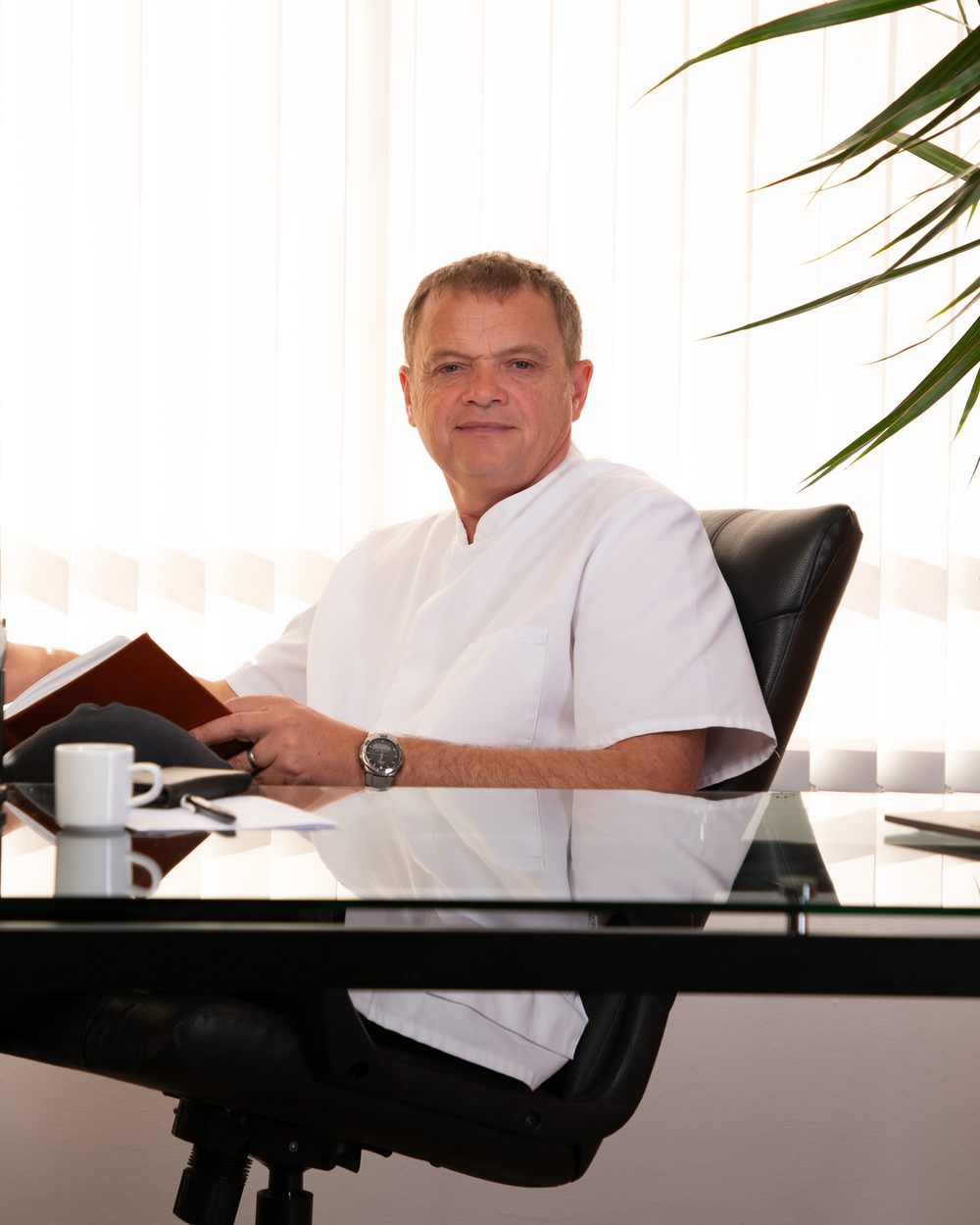 Joël Alidor à son bureau, au cabinet