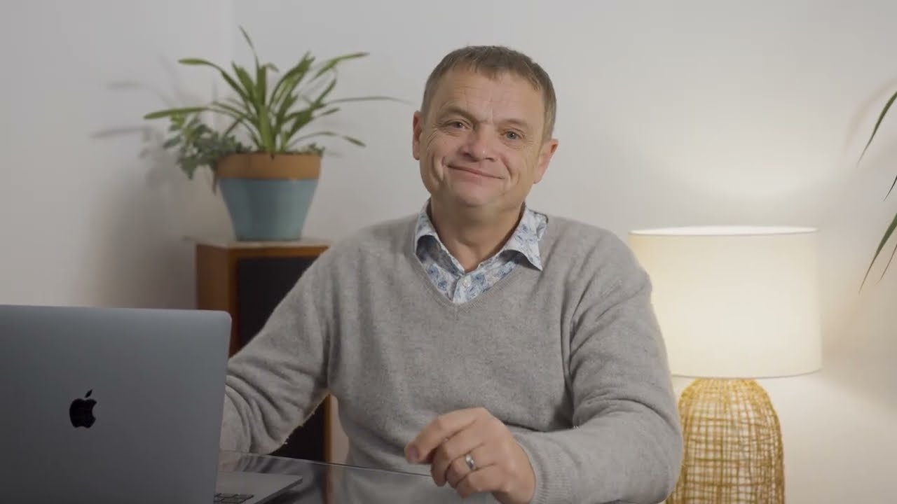 Joël Alidor se présente dans son cabinet